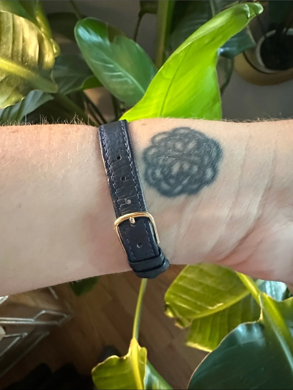 1990 Vintage Seiko Arabic Dress Watch with Navy Leather Band  display picture 1